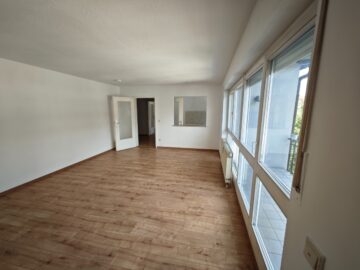 aktuell leerstehend // 3- Zimmer ETW mit Balkon und TG-Stellplatz //, 04249 Leipzig, Dachgeschosswohnung