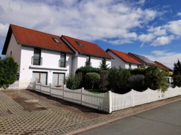 gute Rendite * provisionsfrei * vermietete DHH in ruhiger Lage mit Terrasse und Stellplatz, 06237 Leuna, Doppelhaushälfte