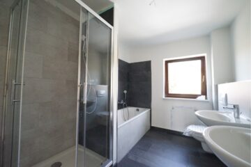 // frisch renoviertes Reihenmittelhaus mit 2 Stellplätzen und Garten in ruhiger Lage //, 06237 Leuna, Reihenmittelhaus