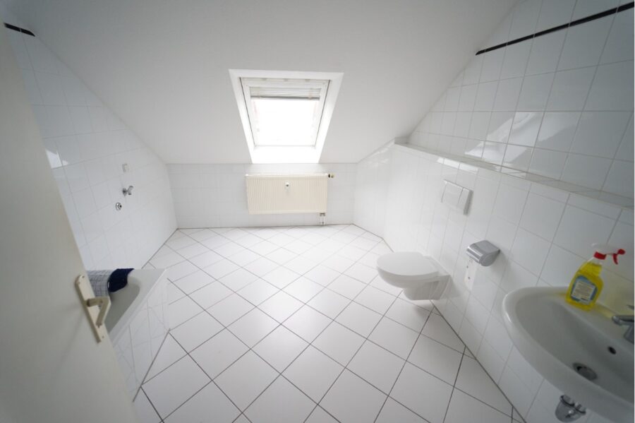 II 2 – Raum Dachgeschoss Wohnung mit Galerie und EBK – ab sofort II - Photo 5
