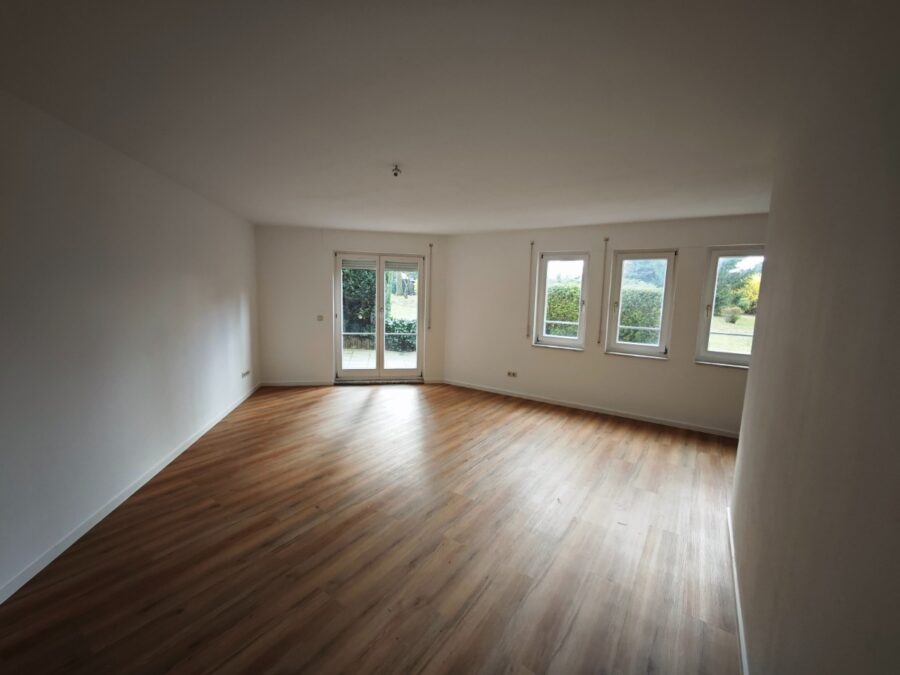 // bezugsfreie 2-Raum Wohnung mit Terrasse und TG-Stellplatz // - Photo 2